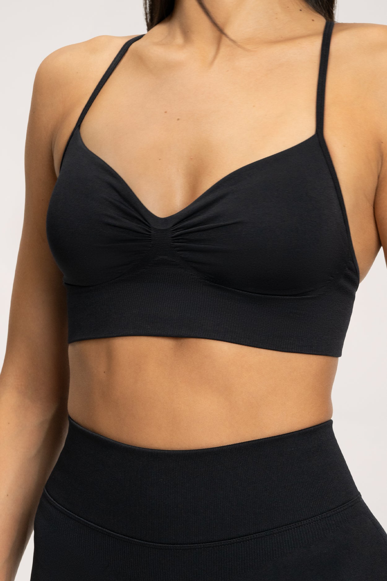 Sport-BH mit tiefem Ausschnitt black